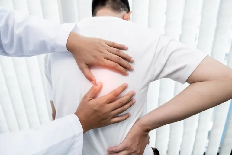Ból pleców pod łopatkami – jakie mogą być przyczyny?